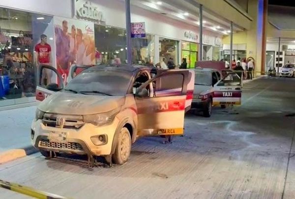 ¡QUEMAN TAXIS EN PLAZA CRISTAL DE POZA RICA!