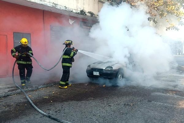 ¡SE LE QUEMA EL CHEVY A PAREJA DE ABUELITOS!