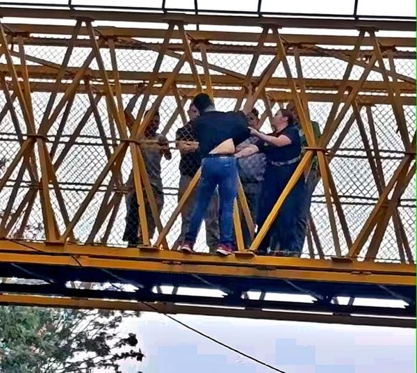 ¡SE QUERÍA AVENTAR DEL PUENTE PEATONAL POR DECEPCIÓN AMOROSA!