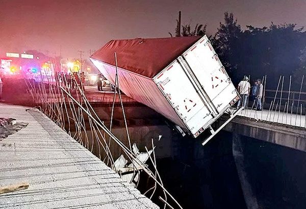 ¡TRÁILER CARGADO CON AZÚCAR A PUNTO DE CAER DE PUENTE! - EN LA AUTOPISTA VERACRUZ-PUEBLA