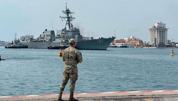 ¡VINO POR GASOLINA Y AL BAÑO! - EL USS GRAVELY