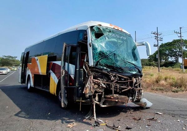 ¡AUTOBÚS AU SE DESBARATA EN TRANCAZO CARRETERO!