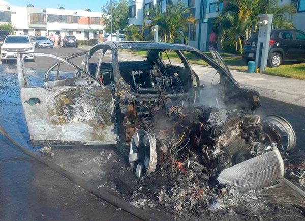 ¡BMW QUEDÓ EN CENIZAS!