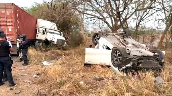 ¡CINCO HERIDOS EN CHOQUE Y VOLCADURA EN TAMARINDO!
