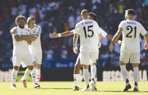 ¡LEYENDAS DEL REAL MADRID TRIUNFAN SOBRE EL BARCELONA EN TOLUCA!