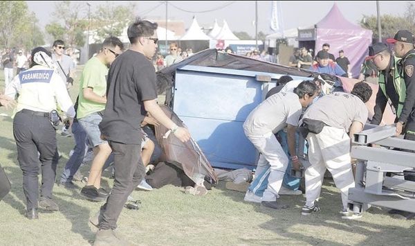 ¡MUEREN  DOS FOTOPERIODISTAS TRAS COLAPSO DE ESTRUCTURA EN FESTIVAL CEREMONIA!