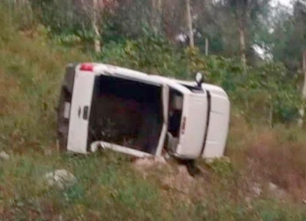¡MUEREN DOS ABUELITOS EN TRÁGICA VOLCADURA! - EL CONDUCTOR PERDIO EL CONTROL DE LA CAMIONETA Y CAYERON A UN BARRANCO