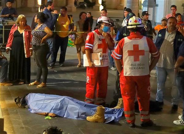 ¡MURIÓ EN EL ZÓCALO! - *Afirman que el empleado municipal se infartó y se desvaneció, perdiendo la vida en el sitio, pero otros sostienen que hubo una riña...