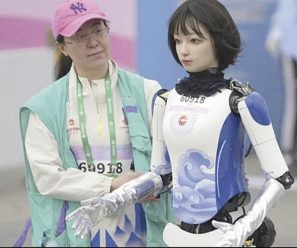 ¡ROBOTS HUMANOIDES CORREN MEDIA MARATÓN EN CHINA JUNTO A COMPETIDORES DE CARNE Y HUESO!