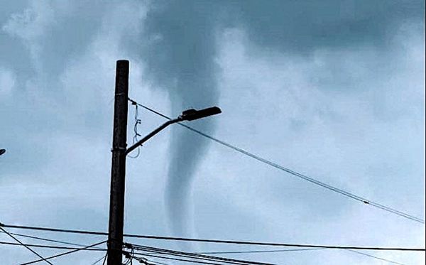 ¡SE LES APARECE ‘EMBUDO DE NUBE’! - A CORRER