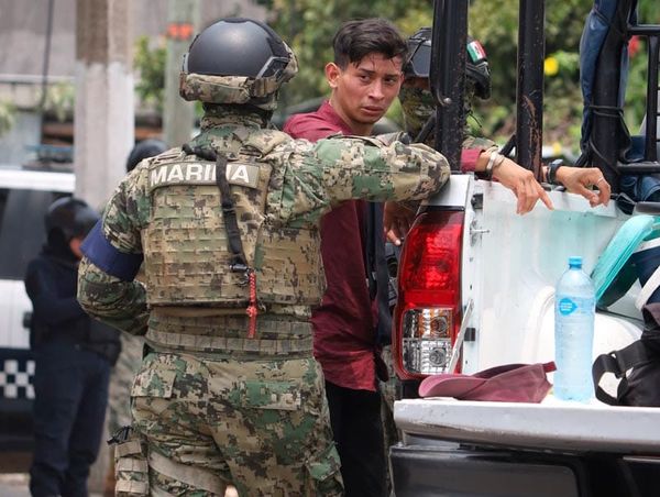 ¡AGARRAN A PRESUNTO MARINO CON CUCHILLO Y UN HACHA!