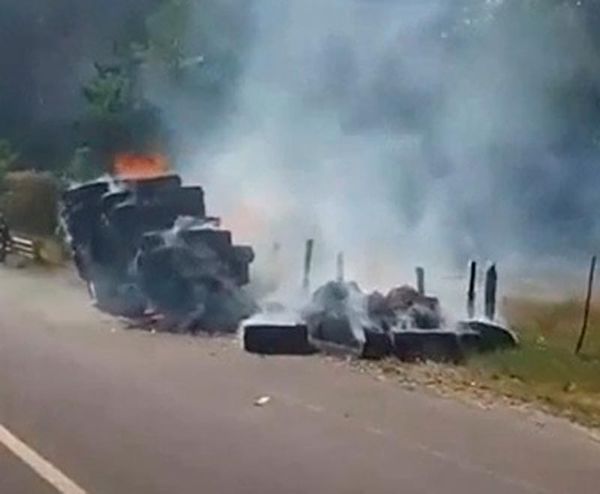 ¡ARDE CAMIÓN EN LA CARRETERA!