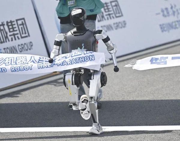 ¡CORREN ROBOTS MEDIO MARATÓN EN CHINA!
