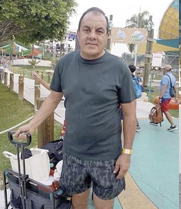 ¡CUAUHTÉMOC BLANCO REAPARECE EN PARQUE ACUÁTICO Y LO TUNDEN EN REDES SOCIALES!