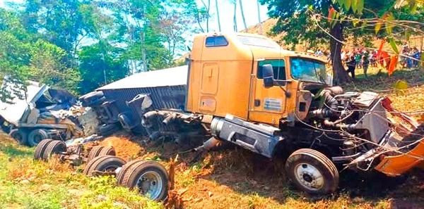 ¡MUERE OPERADOR EN VOLCADURA DE TRÁILER!