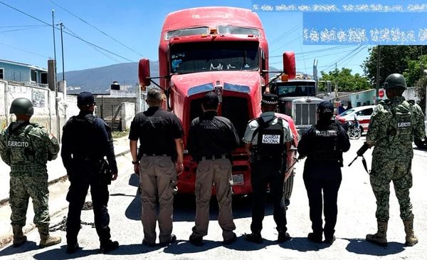 ¡RECUPERAN TRÁILER ROBADO DURANTE CATEO EN PEROTE!