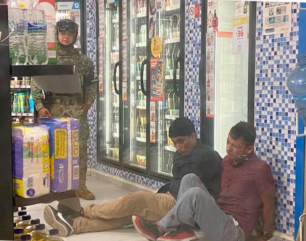 ¡CAE PAREJA DE “RATAS” CON MACHETES EN TIENDA OXXO!