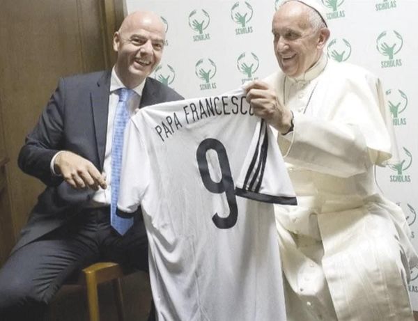 ¡EXPRESA INFANTINO CONDOLENCIAS POR MUERTE DEL PAPA FRANCISCO!