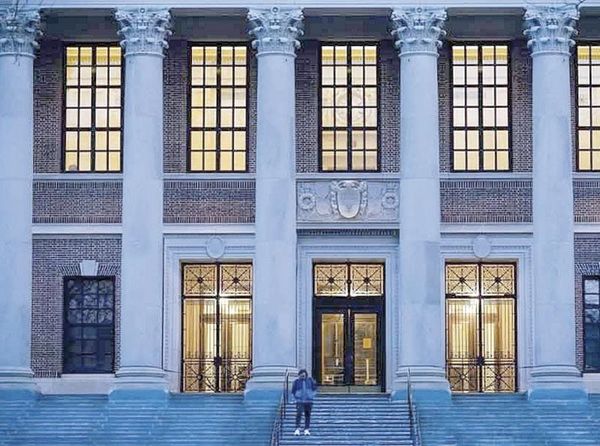¡HARVARD DEMANDA A LA ADMINISTRACIÓN TRUMP POR AMENAZAS DE RECORTAR FONDOS!