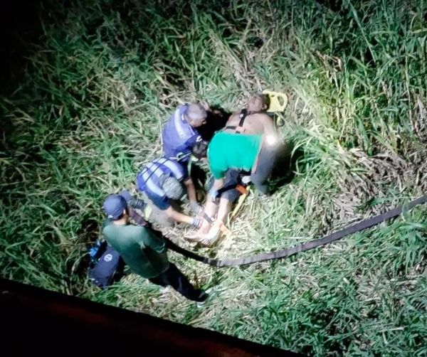 ¡QUEDÓ COLGADO DEL PUENTE!