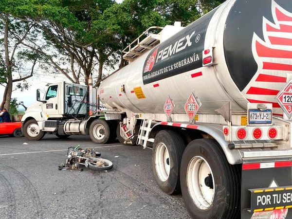 ¡SE IMPACTA MOTOCICLISTA DE 17 AÑOS CONTRA PIPA DE PEMEX!