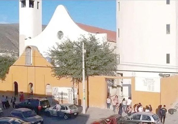 ¡DESCUBREN CUERPO DE MUJER COLGADA EN BAÑOS DE PARROQUIA EN MONTERREY!