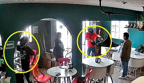 ¡EMPISTOLADOS EN MOTOS ATRACAN A PLACERES CAFÉ!