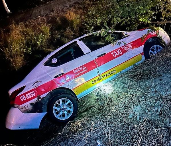 ¡TAXI ‘VOLADOR’ CAE EN CANAL DE RIEGO DE TLALIXCOYAN!
