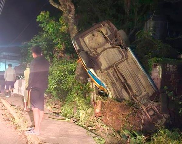 ¡TAXI DA VOLTERETAS Y SE INCRUSTA CONTRA ÁRBOL!