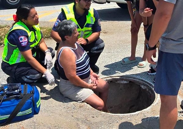 ¡TURISTA CAYÓ A UN REGISTRO DE CFE EN BOCA DEL RÍO!