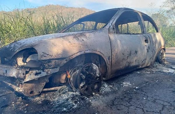 ¡VEHÍCULO CALCINADO EN LA CARRETERA!