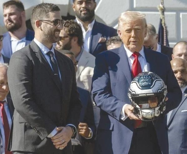 ¡VISITAN EAGLES LA CASA BLANCA SIN JALEN HURTS!