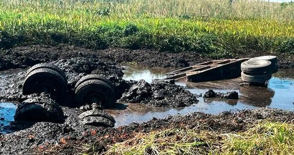 ¡VOLCÓ TRÁILER CARGADO CON GRAVA Y MUERE OPERADOR DE 21 AÑOS! - CAYO EN UN PANTANO