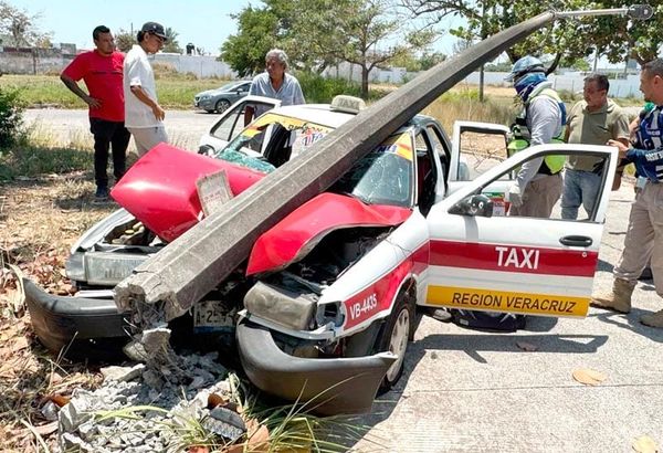 ¡CAFRE LE PEGA A TAXI Y LO PROYECTÓ CONTRA POSTE!