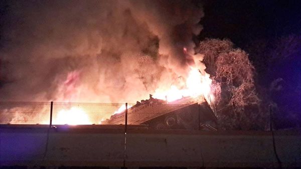 ¡CHOFER SALVA LA VIDA DE TRÁILER EN LLAMAS!