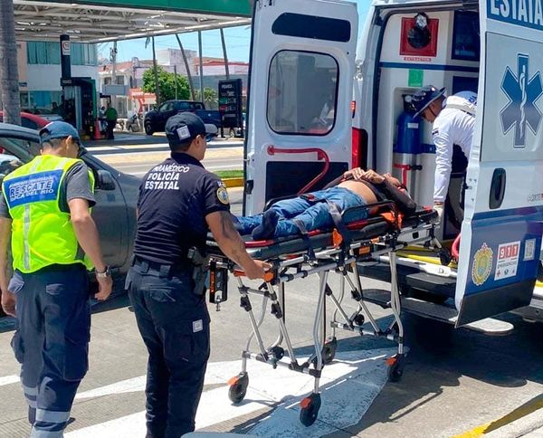 ¡CICLISTA SE LLEVÓ DE ‘CORBATA’ A EMPLEADO DE LIMPIA PÚBLICA!