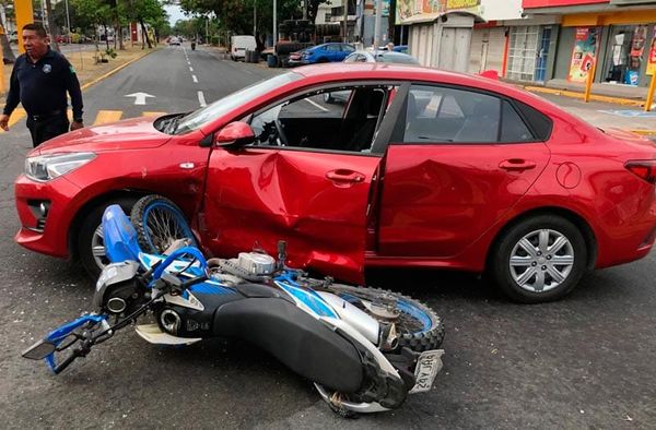 ¡MOTOCICLISTA SALE VOLANDO POR TRANCAZO!