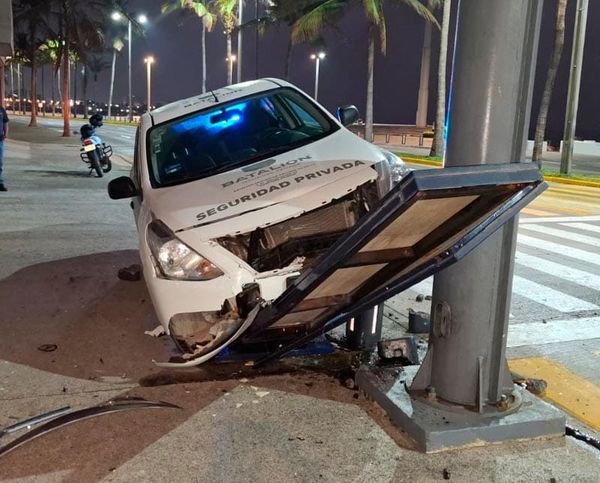 ¡SE ECHA ‘COYOTITO’ AL VOLANTE Y SE ESTRELLA EN EL BULEVAR!