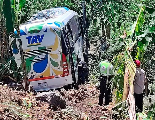 ¡TRÁILER SACÓ DEL CAMINO A UN AUTOBÚS CON PASAJEROS!