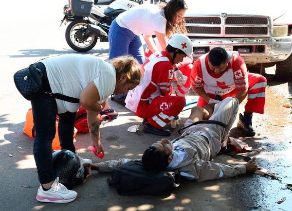 ¡TRABAJADOR DE CICE CHOCA CON TAXI Y SE FRACTURÓ LA PIERNA!