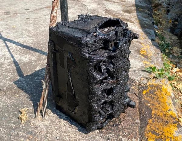 ¡SE CHAMUSCÓ LA BATERÍA A CARRO NIPÓN!