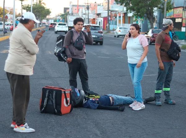 ¡TAXIS LE DA UN EMPUJÓN A MOTO-REPARTIDOR!