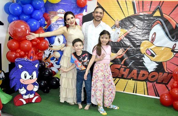 MAURICIO FESTEJA SU CUMPLEAÑOS CON SONIC