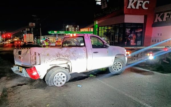 ¡CONDUCTOR ESTRELLA LA CAMIONETA CONTRA ÁRBOL!