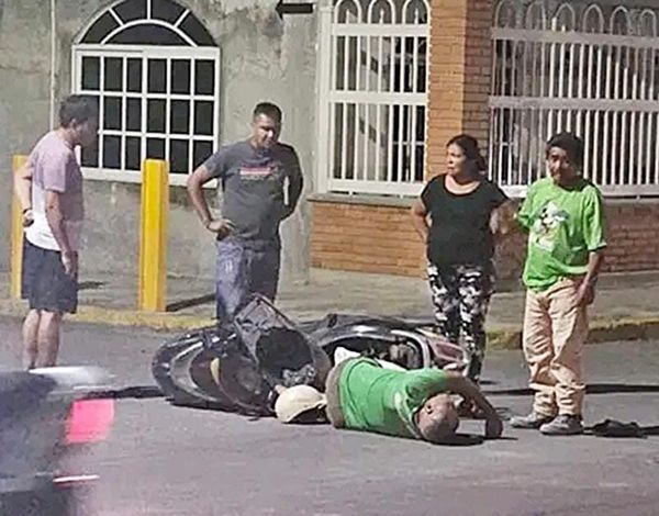 ¡DERRAPA ABUELITO EN LA MOTO Y TERMINA EN URGENCIAS!