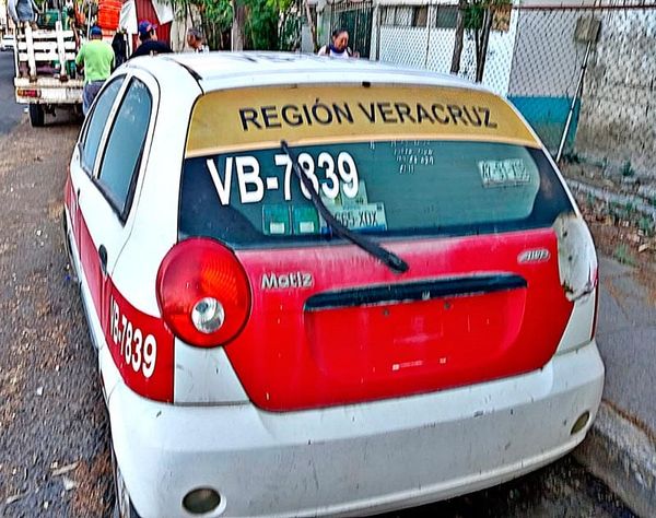 ¡DESVALIJAN TAXI Y LO ABANDONAN FRENTE A LA TIENDA SORIANA!