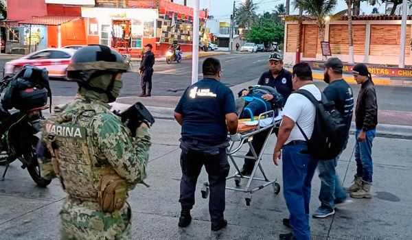 ¡JOVENCITA SALE VOLANDO DE LA MOTO EN DERRAPÓN!