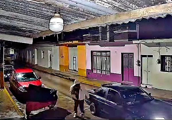 ¡PAREJA DE “RATAS” ROBAN CAMIONETA A COMERCIANTE!