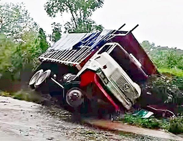 ¡PIERDE CONTROL DEL VOLANTE Y CAYÓ EN UNA ZANJA!