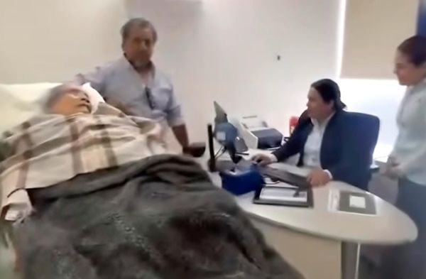 ¡SE LLEVAN A ABUELITA DE 96 AÑOS EN CAMILLA PARA COBRAR SU PENSIÓN EN EL BANCO! - Y SE DISCULPA EL BBVA